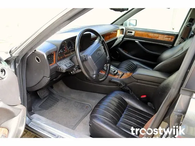 Jaguar xj40 '81' v12 - afbeelding 24 van  39