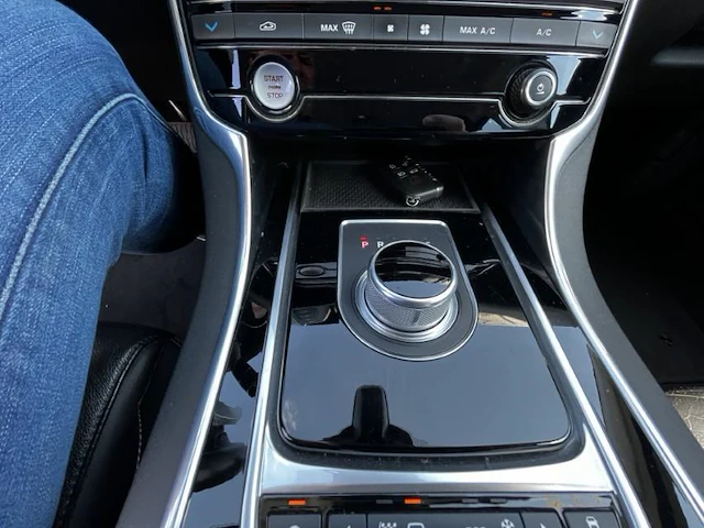 Jaguar,xe,2017 - afbeelding 3 van  24