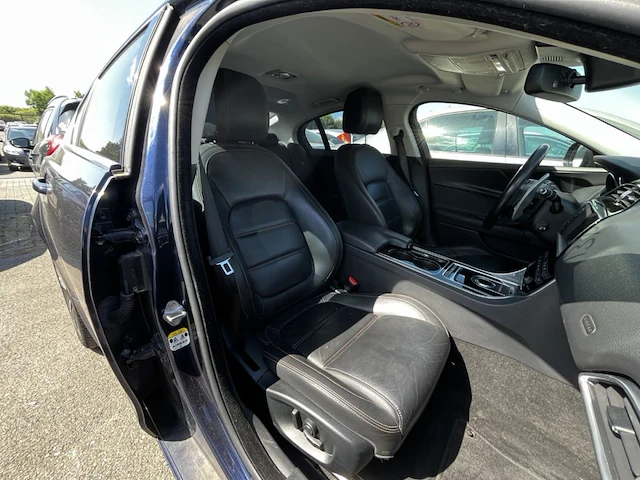 Jaguar,xe,2017 - afbeelding 15 van  24