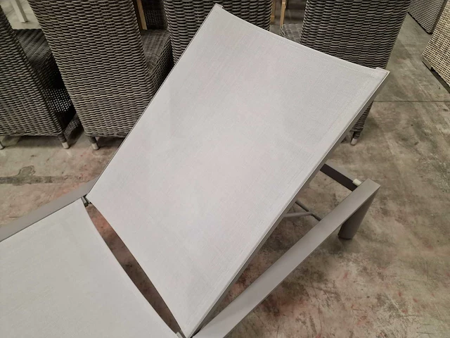 Jati-kebon alu ligbed valdes warmgrijs mat - lichtgrijs - afbeelding 4 van  7