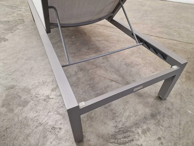 Jati-kebon alu ligbed valdes warmgrijs mat - lichtgrijs - afbeelding 5 van  7