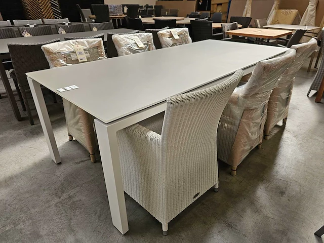 Jati-kebon alu tafel arolla wit 220cm - gehard glas taupe - afbeelding 1 van  4