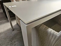 Jati-kebon alu tafel arolla wit 220cm - gehard glas taupe - afbeelding 3 van  4