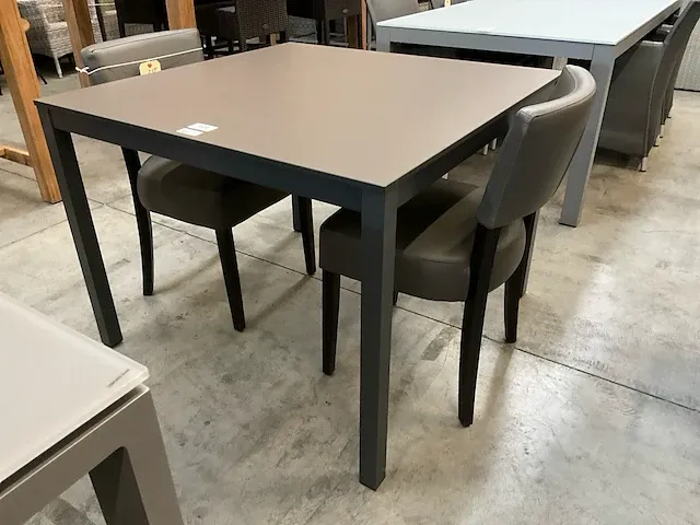 Jati-kebon alu tafel haiti charcoal 100 x 100cm + hpl taupe - afbeelding 1 van  4