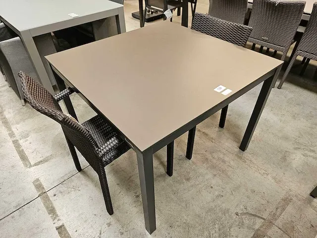 Jati-kebon alu tafel haiti charcoal 100 x 100cm + hpl taupe - afbeelding 1 van  4