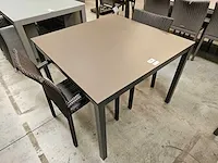 Jati-kebon alu tafel haiti charcoal 100 x 100cm + hpl taupe - afbeelding 1 van  4