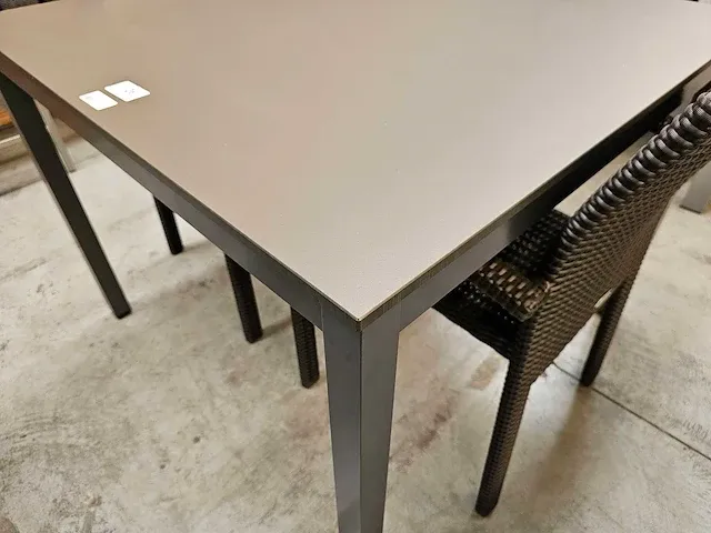 Jati-kebon alu tafel haiti charcoal 100 x 100cm + hpl taupe - afbeelding 3 van  4