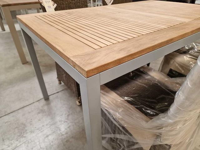 Jati-kebon alu tuintafel haiti mistral grijs 150 x 90cm met massief teak - afbeelding 3 van  4