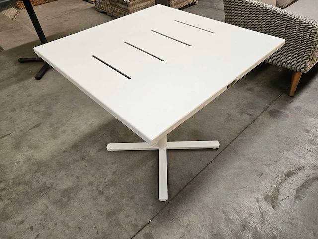 Jati-kebon alu tuintafel suisse 80 x 80cm wit - kantelbaar - afbeelding 1 van  6