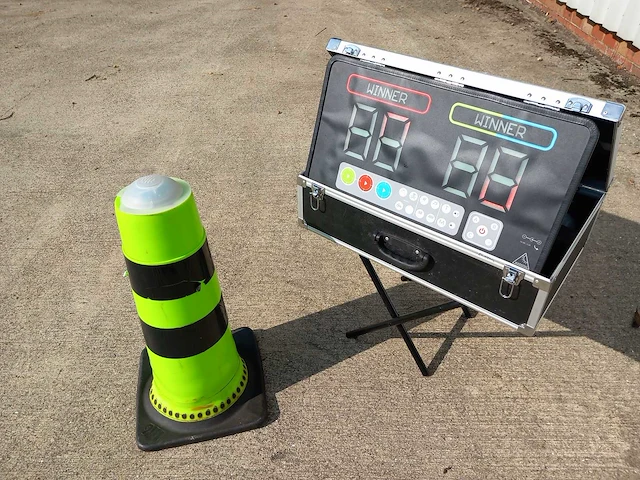 Jb - ips + bord + kegels - obstacle course & bouncy castle - afbeelding 1 van  1