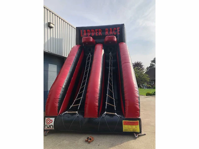 Jb - ladder - obstacle course & bouncy castle - afbeelding 1 van  3