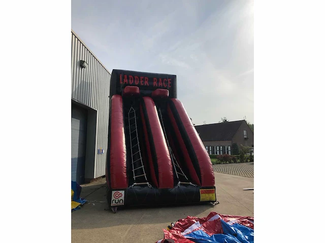 Jb - ladder - obstacle course & bouncy castle - afbeelding 3 van  3
