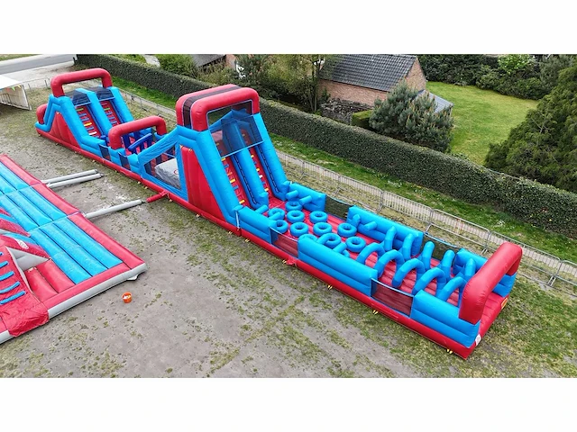 Jb - obstacle course & bouncy castle - afbeelding 1 van  10
