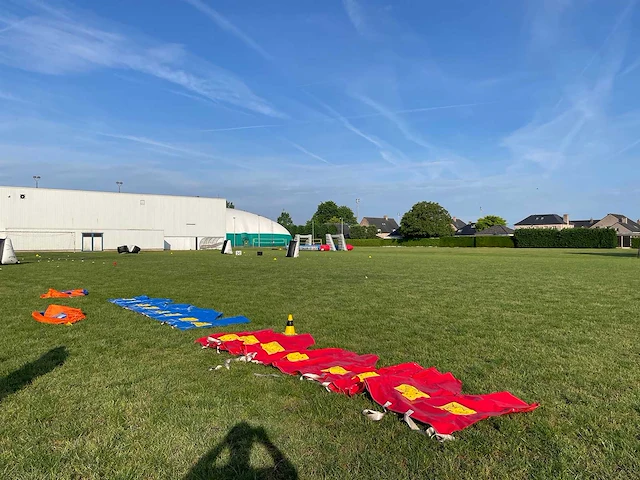 Jb - super broeken - obstacle course & bouncy castle - afbeelding 1 van  1