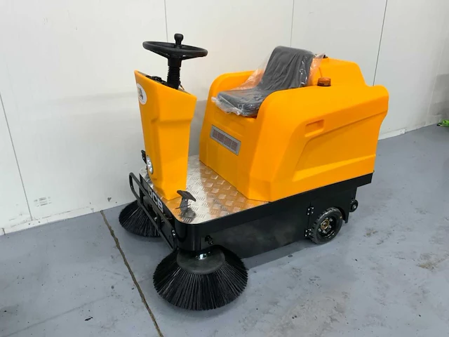 Jcb - b4 - zelfrijdende veegmachine - afbeelding 16 van  17