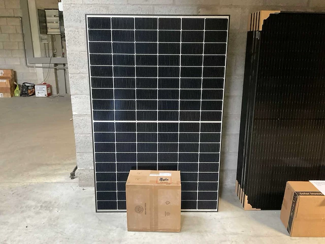 Jinko 420 huawei sun 2000 zonnepaneel set (11x) - afbeelding 1 van  3