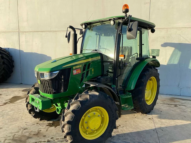 John deere - 5058e - 4-wheel drive tractor - 2025 - afbeelding 1 van  12
