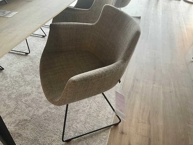 Joli layers eetkamertafel met stoelen - afbeelding 6 van  10