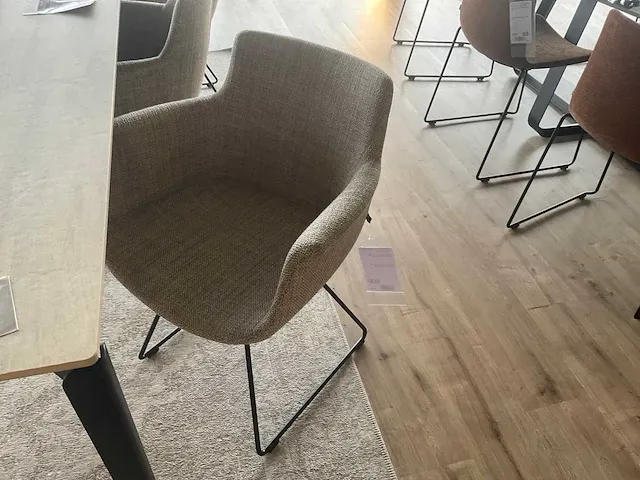 Joli layers eetkamertafel met stoelen - afbeelding 7 van  10