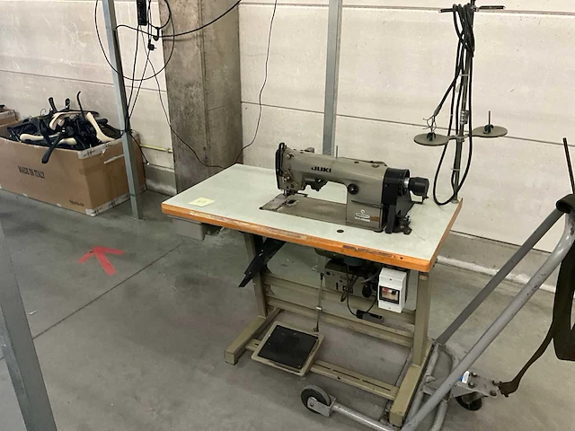 Juki 1naalds kantafsnij machine type dmn530-4 - afbeelding 1 van  6
