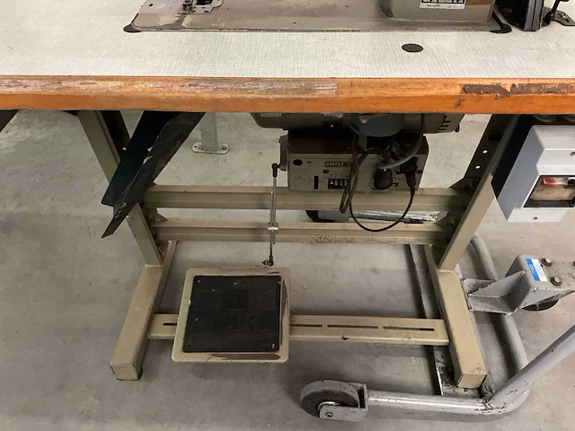 Juki 1naalds kantafsnij machine type dmn530-4 - afbeelding 6 van  6