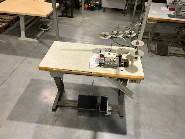 Juki 1naalds overlock machine type mo 2316 - afbeelding 2 van  5