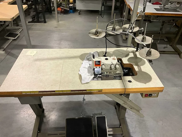 Juki 1naalds overlock machine type mo 2316 - afbeelding 3 van  5