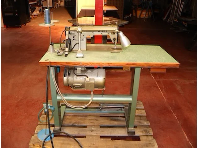 Juki naaimachine - afbeelding 1 van  9
