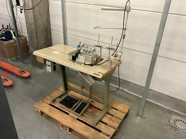 Juki overlockmachine 2402 naaimachine - afbeelding 1 van  7