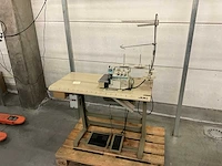 Juki overlockmachine 2402 naaimachine - afbeelding 2 van  7