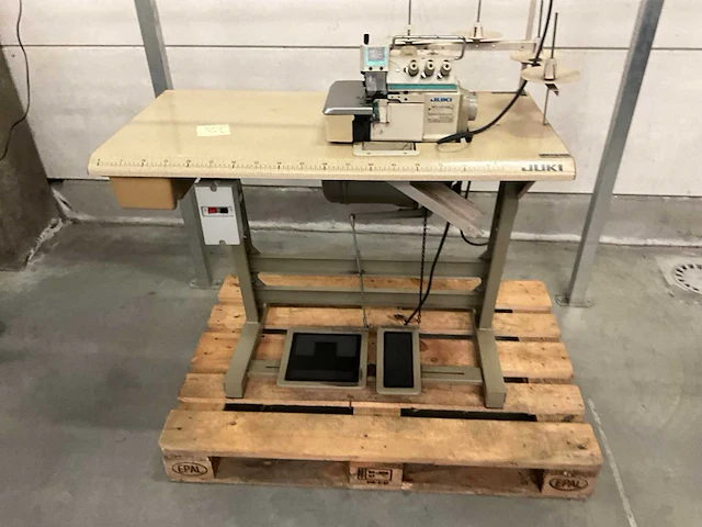 Juki overlockmachine 2402 naaimachine - afbeelding 3 van  7