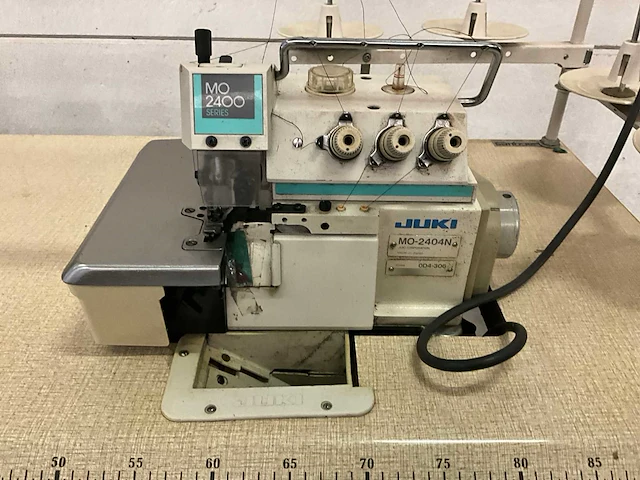 Juki overlockmachine 2402 naaimachine - afbeelding 5 van  7