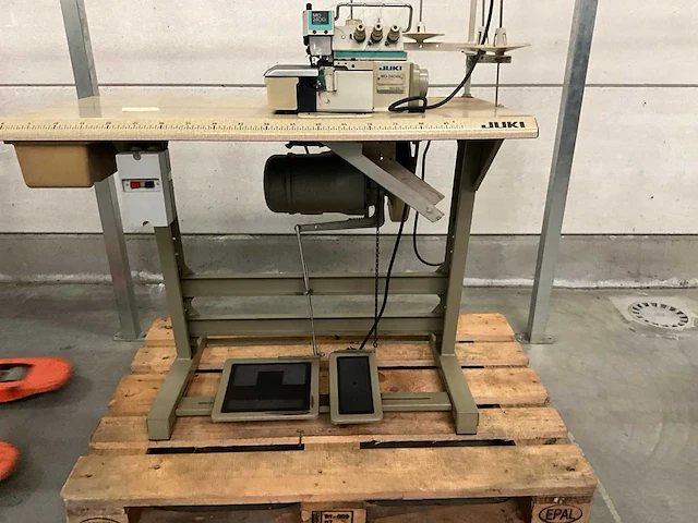 Juki overlockmachine 2402 naaimachine - afbeelding 6 van  7