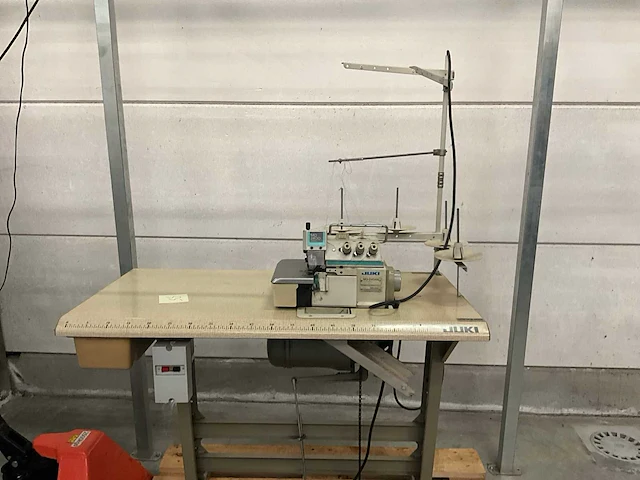 Juki overlockmachine 2402 naaimachine - afbeelding 7 van  7