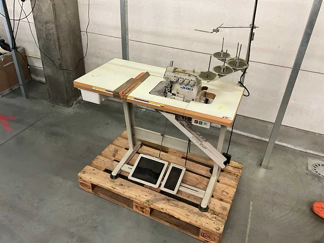 Juki overlockmachine mo6700 - afbeelding 1 van  7