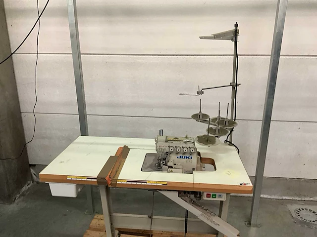 Juki overlockmachine mo6700 - afbeelding 2 van  7