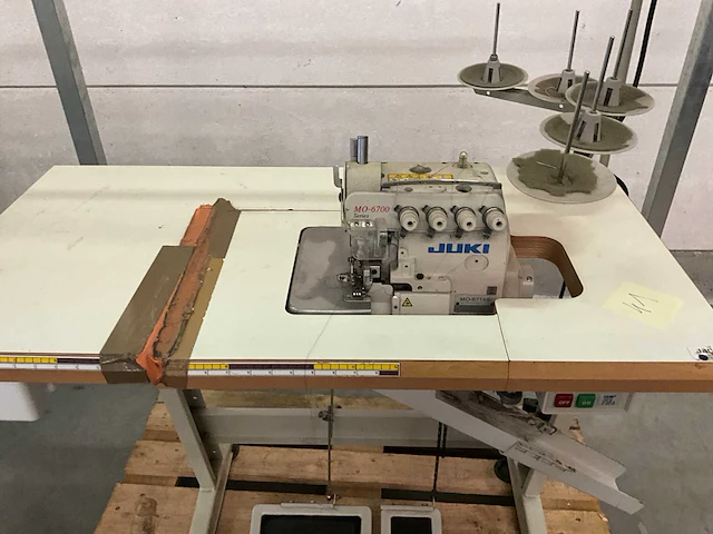 Juki overlockmachine mo6700 - afbeelding 4 van  7