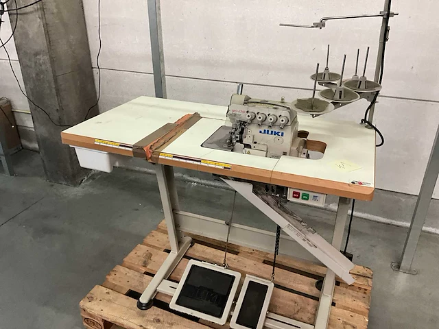 Juki overlockmachine mo6700 - afbeelding 7 van  7