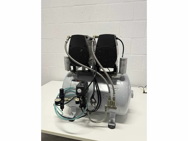 Jun-air oilless schommelende zuiger luchtcompressor 2xof302-40b - afbeelding 1 van  2