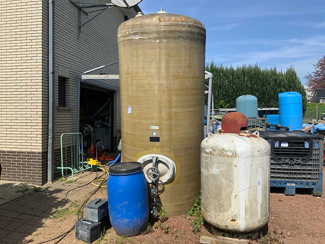 Juno polyester verticale vacuüm opslagtank, gebruikt als watertank voor opslag regenwater. - afbeelding 1 van  7