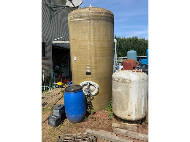 Juno polyester verticale vacuüm opslagtank, gebruikt als watertank voor opslag regenwater. - afbeelding 2 van  7