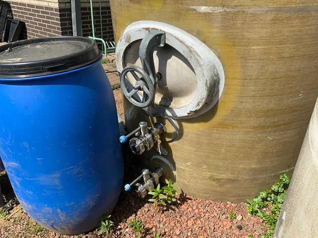 Juno polyester verticale vacuüm opslagtank, gebruikt als watertank voor opslag regenwater. - afbeelding 3 van  7