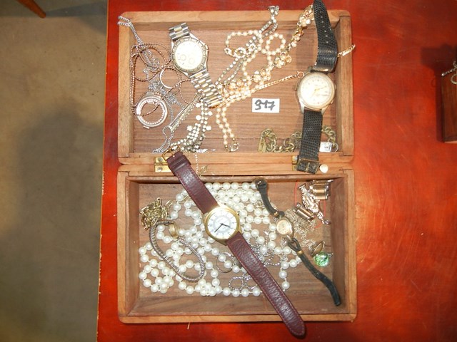 Juwelen met kistje - afbeelding 1 van  1