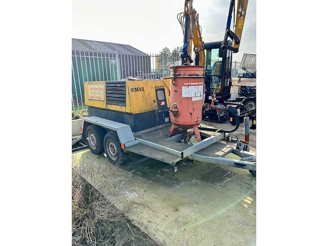 Kaeser m42 schroefcompressor op aanhangwagen - inclusief sapi straalketel - afbeelding 1 van  10