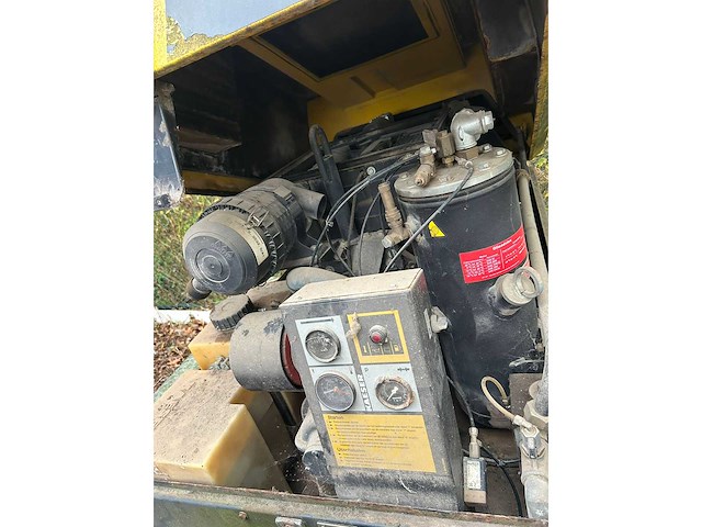 Kaeser m42 schroefcompressor op aanhangwagen - inclusief sapi straalketel - afbeelding 4 van  10