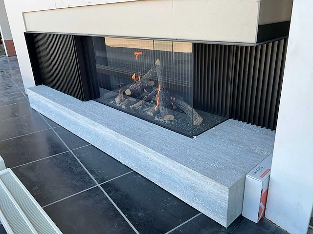 Kal-fire gi110/55cr gaskachel met siersteen en design achterwand en zijkant die doorloopt - afbeelding 1 van  9