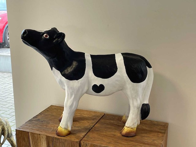 Kalf staand kop omhoog h60cm x l75cm zwart/wit - afbeelding 1 van  2