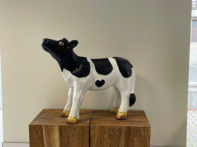 Kalf staand kop omhoog h60cm x l75cm zwart/wit - afbeelding 2 van  2