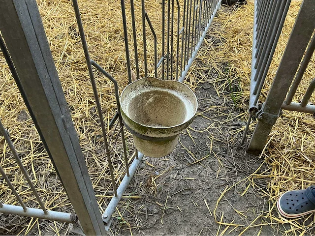 Kalverkennel andere landbouwmachines - afbeelding 7 van  8