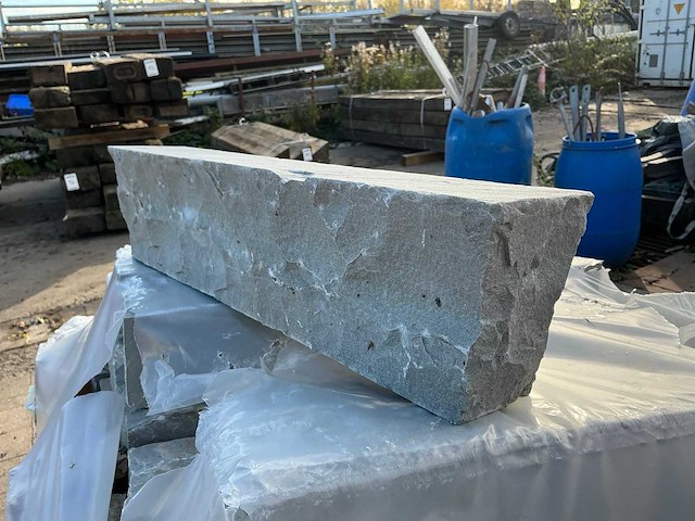 Kandla grijs boordstenen ca 91 lm - afbeelding 1 van  5